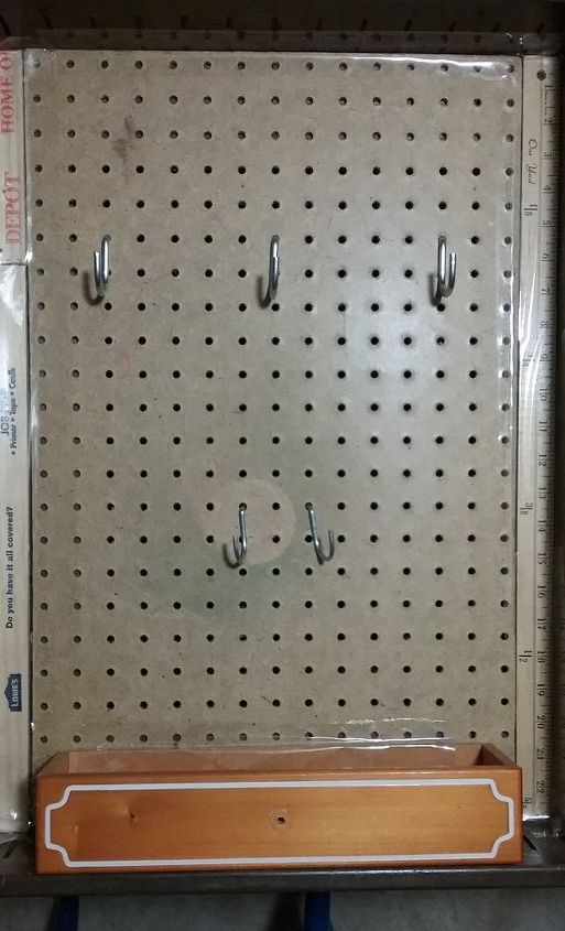 armario de herramientas con caja de cinta adhesiva