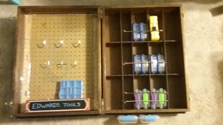 armario de herramientas con caja de cinta adhesiva, El interior del armario de herramientas terminado