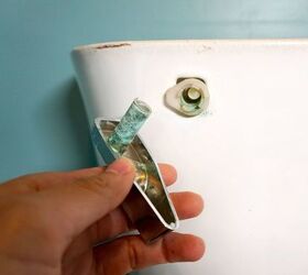 Cómo reemplazar una palanca de descarga del inodoro rota