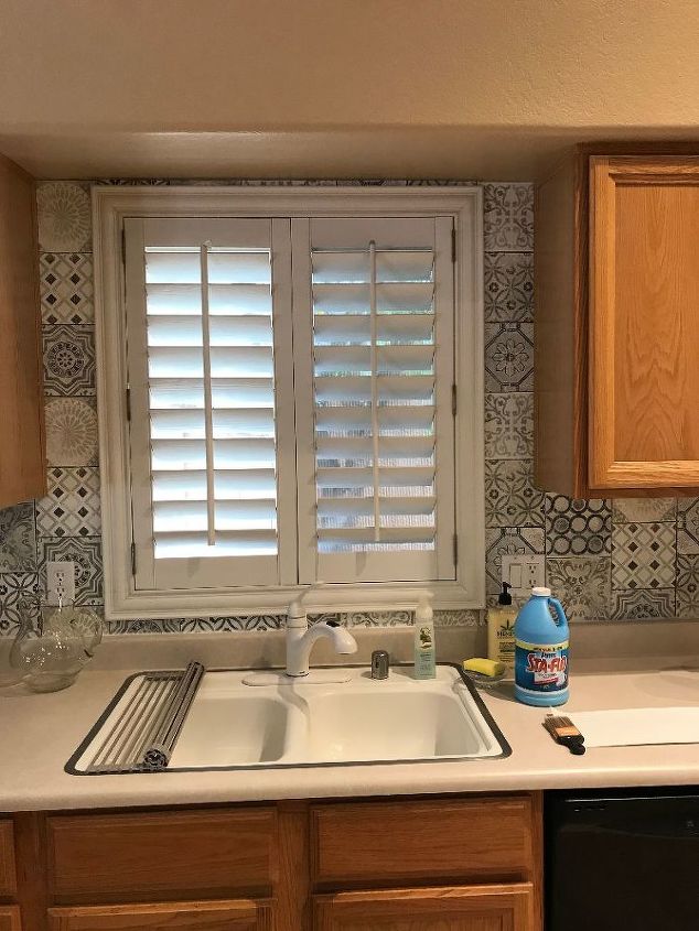 atualizao de backsplash look em azulejo marroquino na cozinha de aluguel, ponto focal da cozinha