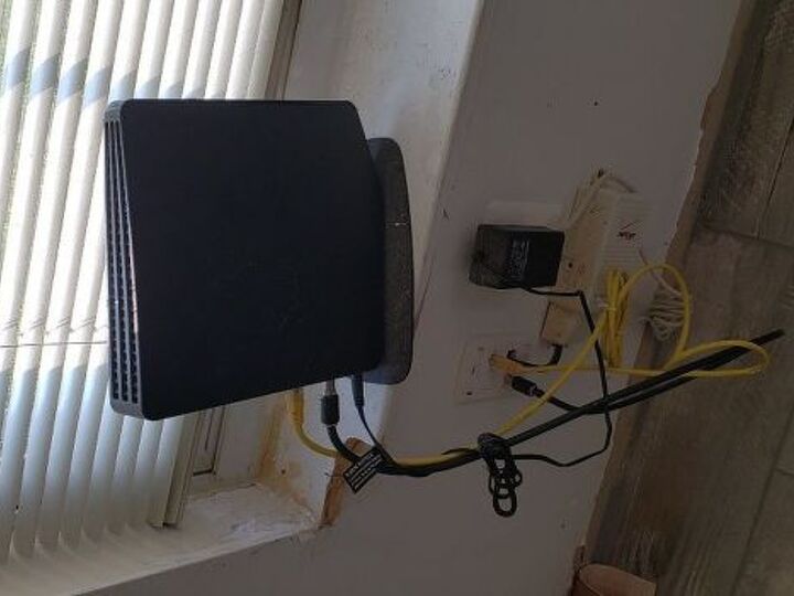 q hide a router