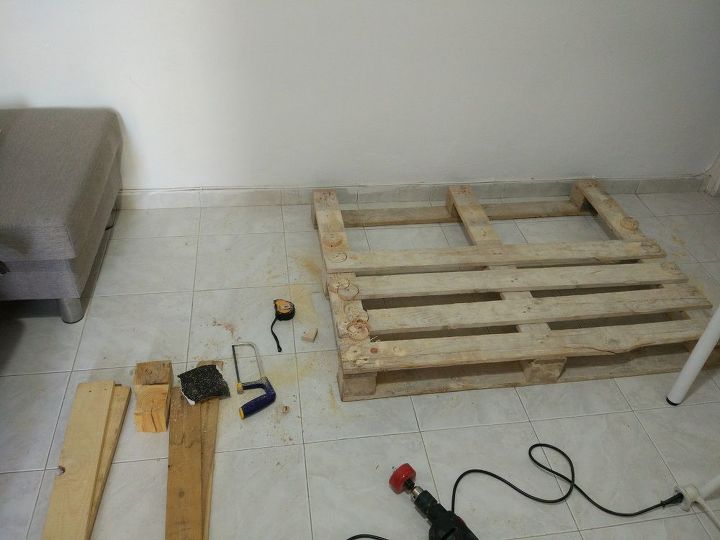 make your own pallet coffee table
