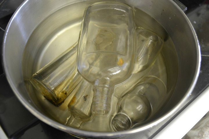 el secreto para limpiar las botellas de vidrio vintage