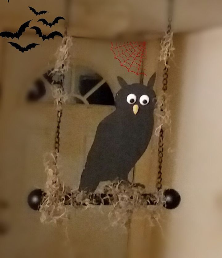 coruja assustadora em um poleiro para o halloween