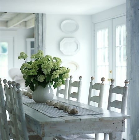 18 ways to get the farmhouse kitchen of your dreams, A Farmhouse table will make the room