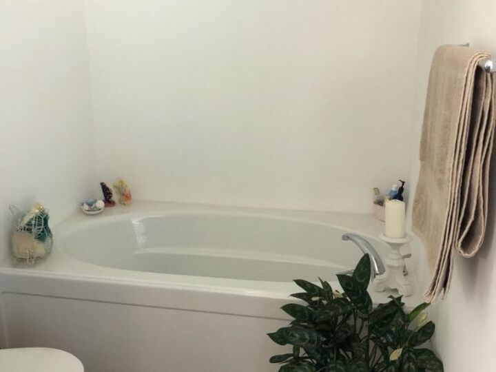 q where can you get beach wallpaper for bathroom