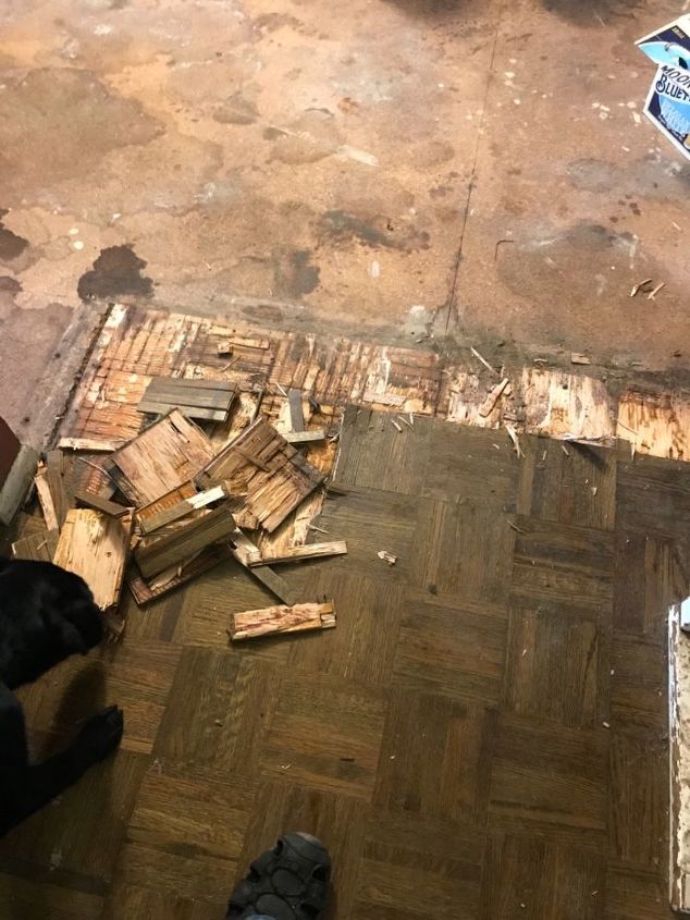 como posso remover o parquet de madeira dura colado