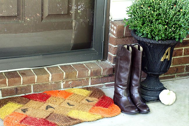17 ideas de porches otoales increblemente atractivos, Deja las botas en la puerta y entra