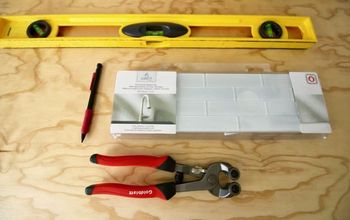 Cómo colgar una pared de Peel and Stick Glass Subway Tile