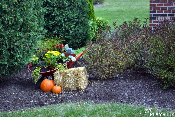 18 ideias de decorao de outono que nos fazem apaixonar, Carrinho de m o convertido em plantador de outono