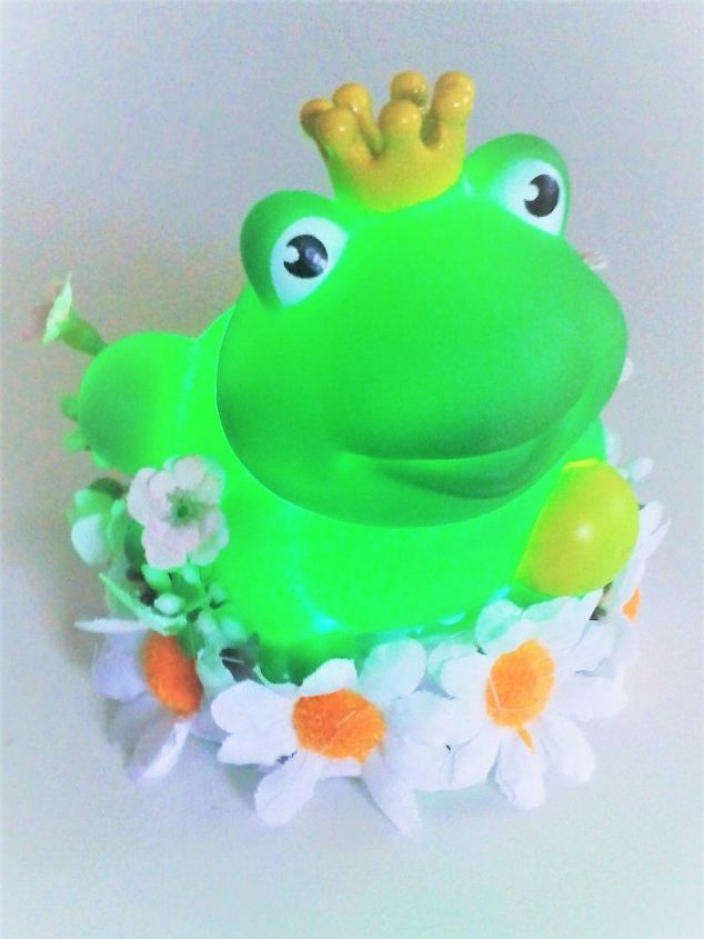 the prince charming incandescent lighting frog lamp