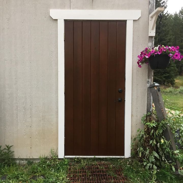 reforma de uma antiga porta exterior de cedro com mancha e verniz saman