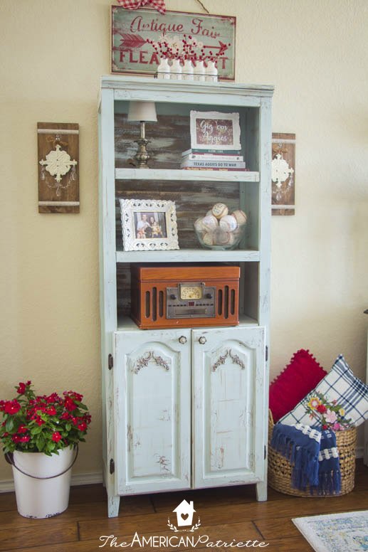 how to paint and distress a laminate bookshelf