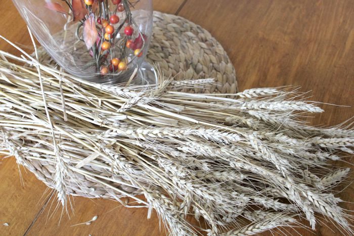 decoracin otoal clsica con gavillas de trigo