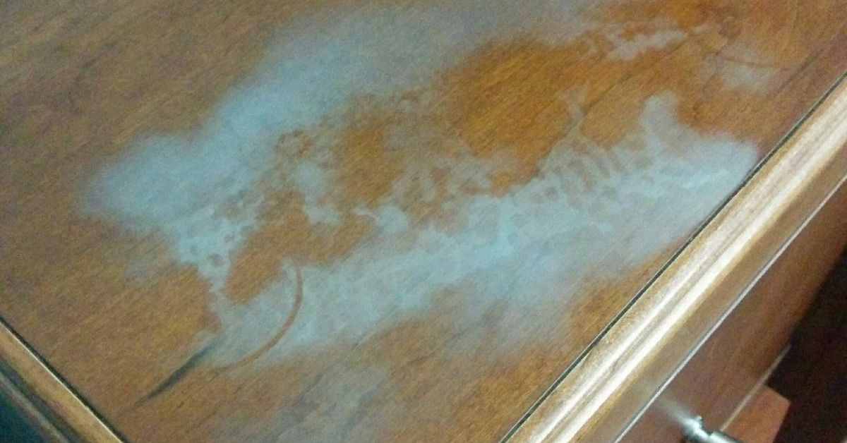 HOW TO REMOVE A WATER STAIN FROM YOUR WOOD FURNITURE IN 5 MINUTES ...