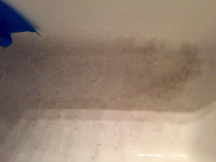 q how to whiten bathtub