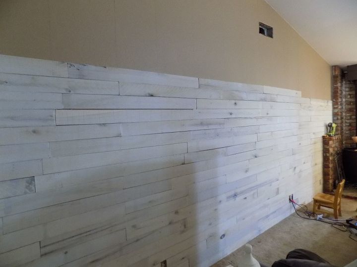 diy pared de tablones de madera blanca envejecida