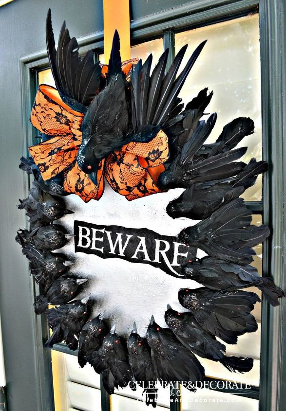 17 decoraes de halloween que faro seus vizinhos rirem, Crie uma guirlanda de Halloween com corvos assustadores