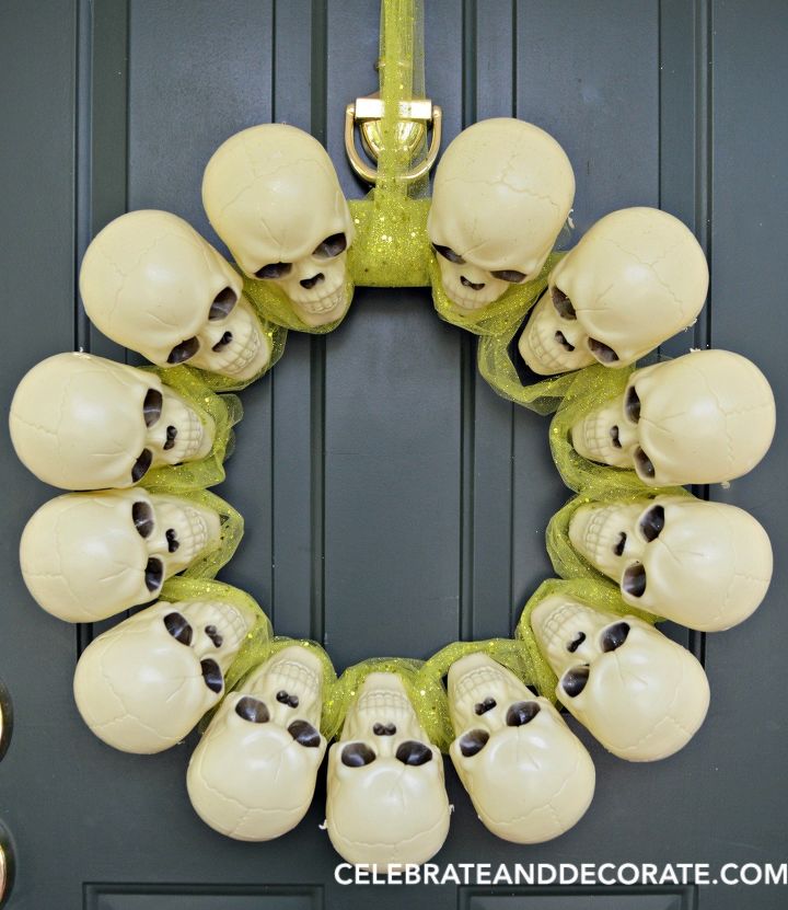 17 decoraes de halloween que faro seus vizinhos rirem, Guirlanda de caveiras da loja do d lar