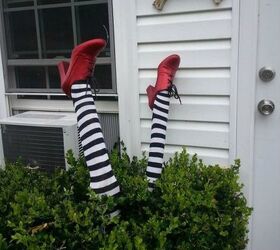s 17 halloween decorations that ll make your neighbors giggle, Look who landed in your bushes