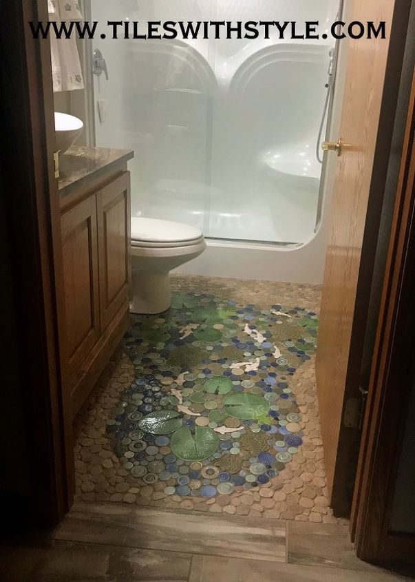 osis de azulejos artesanais no banheiro, Deborah McAteer Tartaruga e Koi Pond Floor
