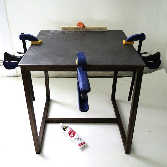 como fazer uma mesa lateral com um azulejo