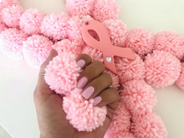corona de flores de sensibilizacin sobre el cncer de mama con lazo rosa