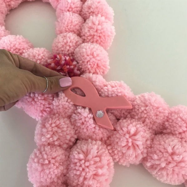 coroa de flor de conscientizao do cncer de mama com fita cor de rosa