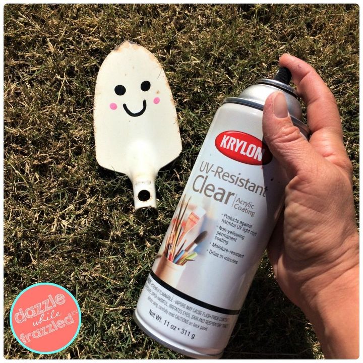 p de jardim de 5 minutos diy fantasma de halloween, Proteja seu fantasma com um spray transparente
