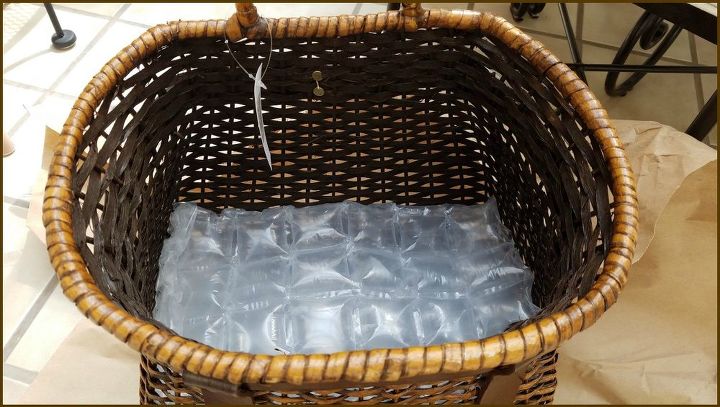 tutorial de la cesta floral adirondack, Papel de burbujas enrollado para llenar la cesta profunda