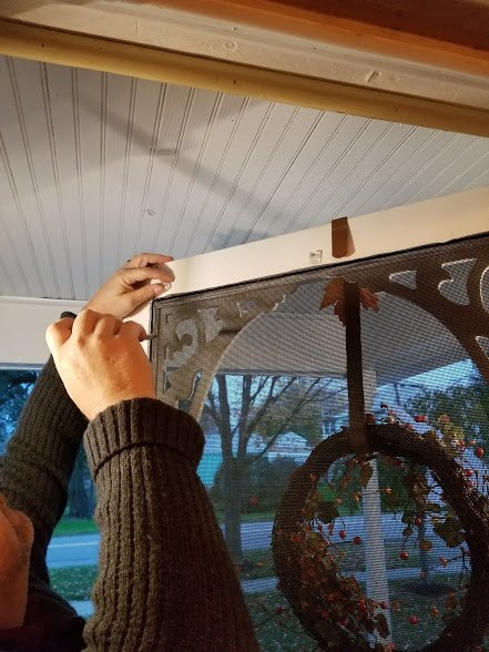 15 maneiras de preparar sua casa para o inverno, Como proteger sua porta de tela de vinil ou madeira