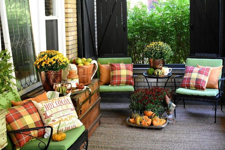 how to create all the fall feels on your porch or patio