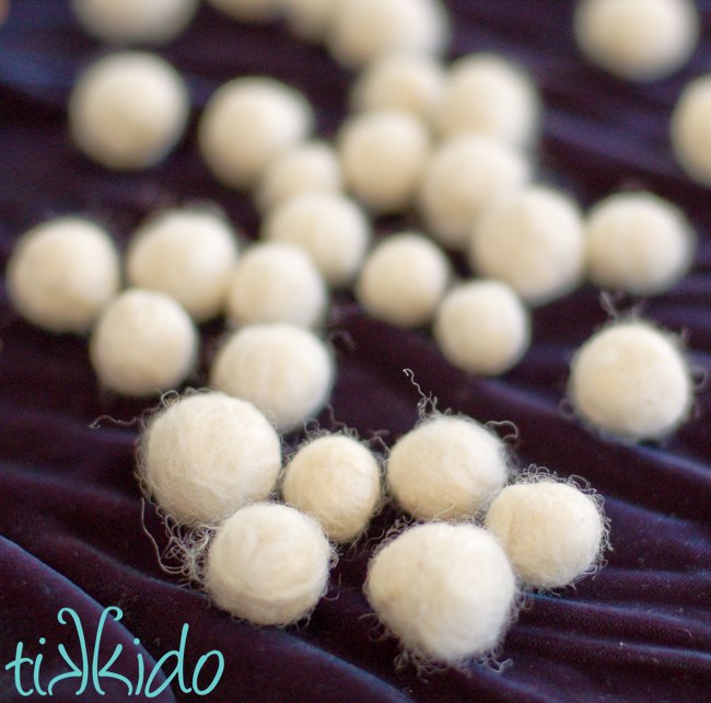 bolas de fieltro de lana convertidas en bellotas de fieltro