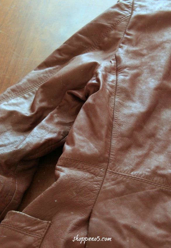 guirlanda de folhas feita de uma jaqueta de couro