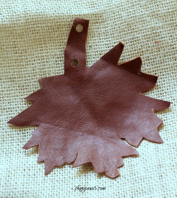 guirnalda de hojas hecha con una chaqueta de cuero