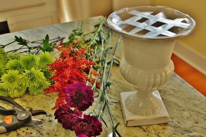 soluciones para mesas pequeas en las fiestas mis tres mejores consejos, Mi rana floral favorita Una rejilla de cinta adhesiva de bricolaje