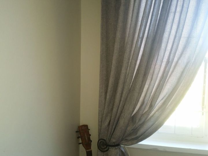 q how to match wall and blind to furniture