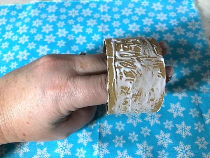 ornamento de chapu de tecido feito de um rolo de fita