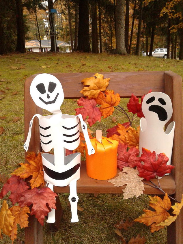 crea una simptica decoracin de halloween con tubos de pvc, Tubos de PVC con forma de fantasma y esqueleto sobre una banca con hojas y decoraciones oto ales