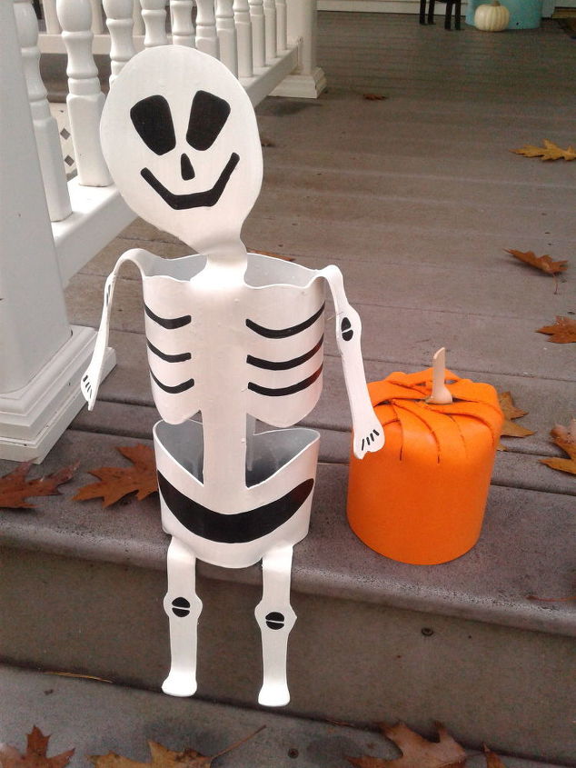 crie uma bela decorao de halloween com canos de pvc, Forma j pintada com marcador permanente em forma de esqueleto