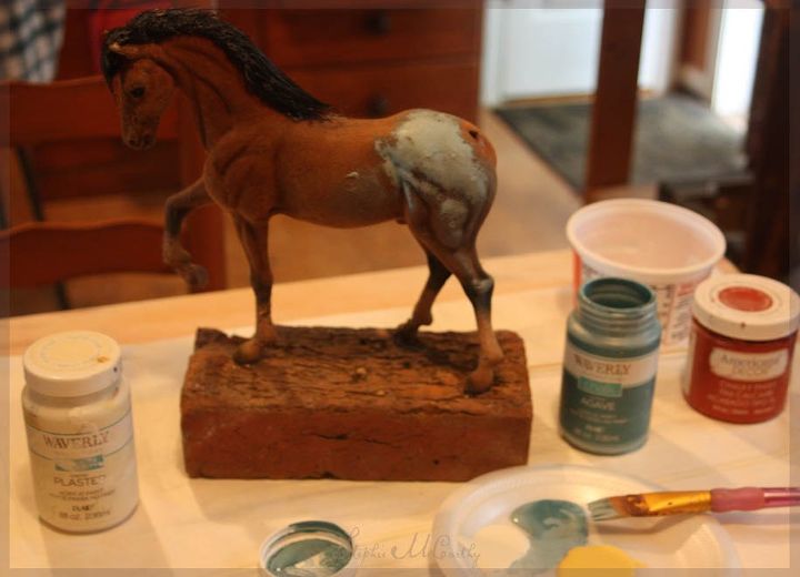cmo hacer una escultura decorativa de un caballo, Utilizo pinturas de tiza de la marca Waverly
