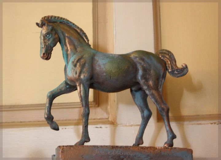 make a decorative horse sculpture, Highlight with metallic gold and green paint