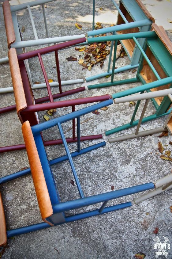 cadeiras velhas pintadas