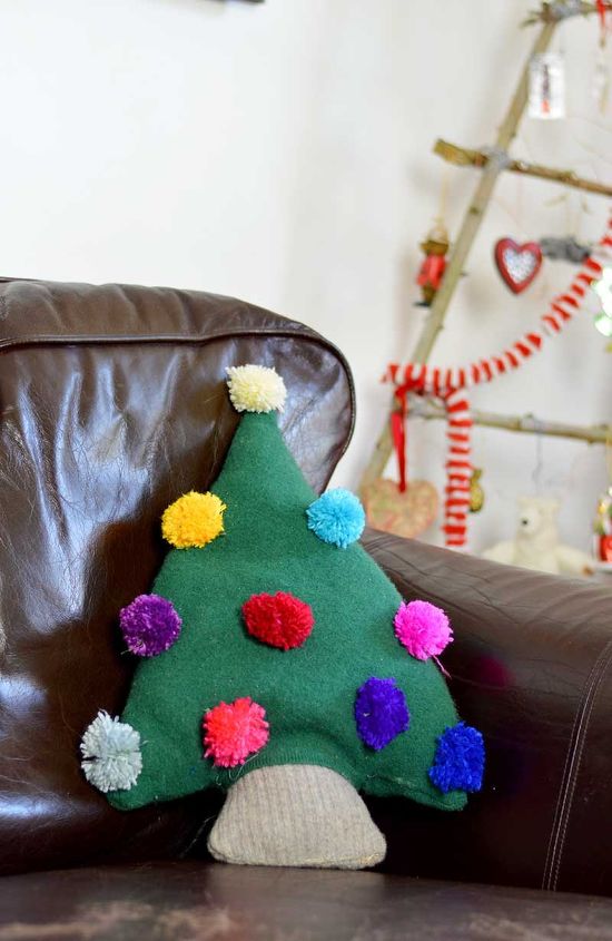 19 ideas de decoracin navidea diy que harn vibrar tus vacaciones, Almohada para el rbol de Navidad con su ter reciclado