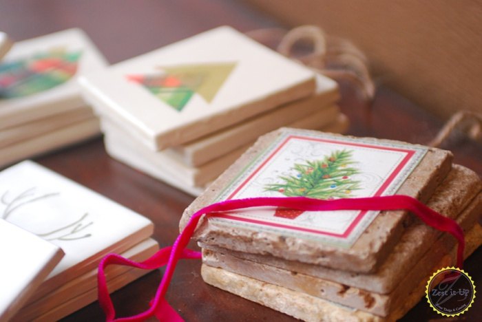 19 ideas de decoracin navidea diy que harn vibrar tus vacaciones, Azulejos de decoupage para posavasos navide os