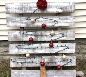 2 Quick & Simple DIY Christmas Trees Made Out of Pallets