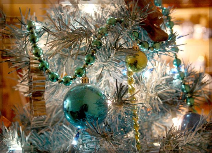 how to color tone a christmas tree with spray paint and ornaments