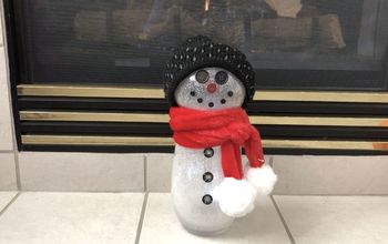 Cómo hacer un muñeco de nieve brillante en una tienda de segunda mano