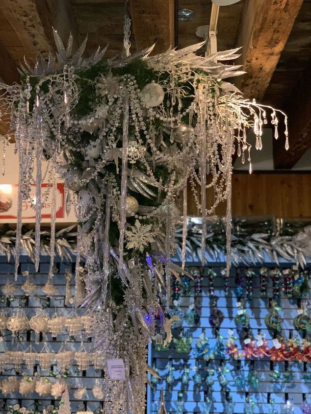 q como puedo colgar mi arbol de navidad al reves