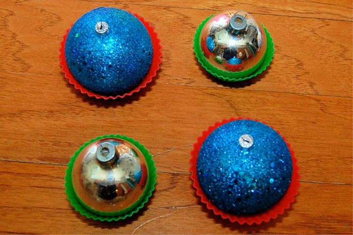 cupcakes embrulhados em fios para decorao de natal